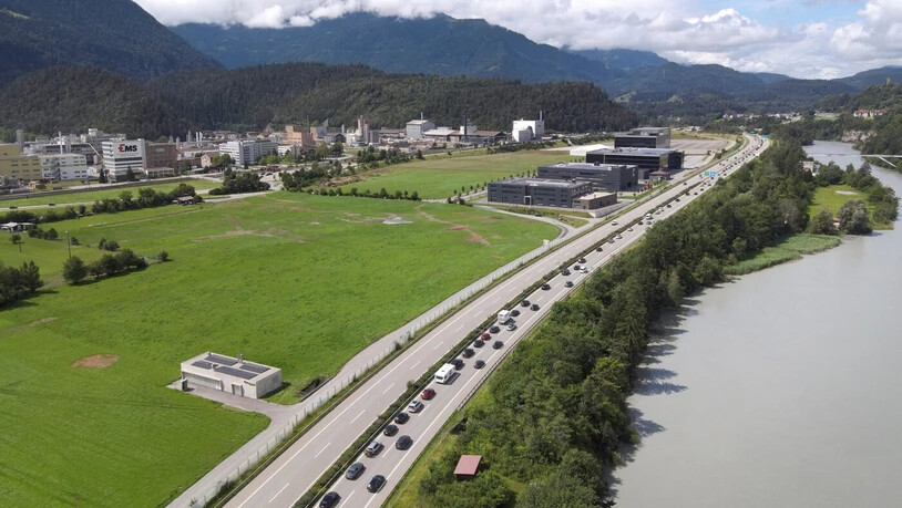 Ungleiches Bild: Während die Autobahn Richtung Chur fast menschenleer ist, brauchen Reisende in die Gegenrichtung deutlich mehr Sitzfleisch.