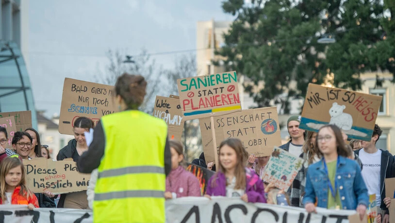 Klimaschutz in Graubünden: Bei einer Klimademonstration in Chur fordern die Teilnehmenden Taten statt Worte – wie erfolgreich der Kanton Massnahmen zum Klimaschutz umsetzt, zeigt ein aktuelles Rating. Klimaschutz in Graubünden: Bei einer Klimademonstration in Chur fordern die Teilnehmenden Taten statt Worte – wie erfolgreich der Kanton Massnahmen zum Klimaschutz umsetzt, zeigt ein aktuelles Rating.
