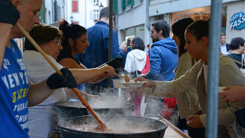 Risotto-Wettbewerb: Welches ist das beste? Beim Wettkochen dürfen die Besucherinnen und Besucher die Risottos probieren und bewerten.