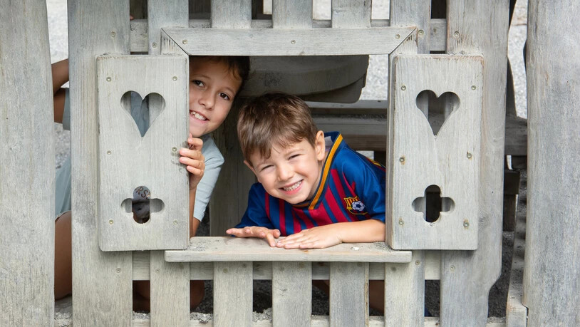 Blick aus dem Fenster: Lou (links) und Dea lachen in die Kamera des Fotografen.