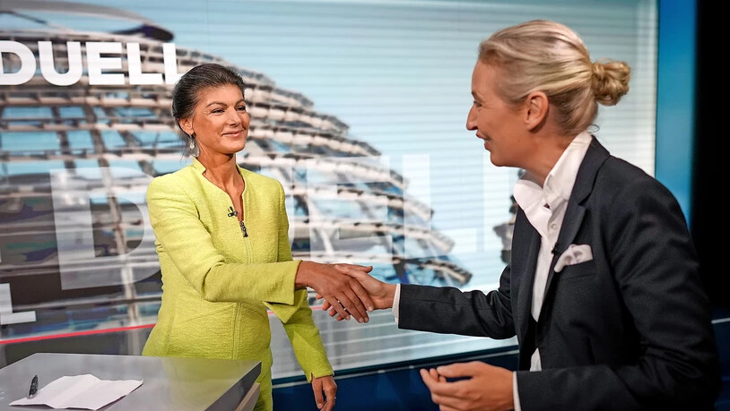 Im Welt-TV-Studio: Sahra Wagenknecht (links) und Alice Weidel begrüssen sich zum Fernsehduell. Im Welt-TV-Studio: Sahra Wagenknecht (links) und Alice Weidel begrüssen sich zum Fernsehduell.