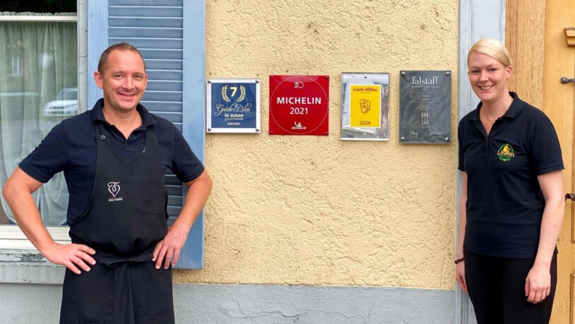 Sie sind stolz auf ihren Erfolg: Stefan Rehli und Ramona Schneider zeigen die Auszeichnungen an der Hauswand ihres «Löwen» in Walenstadt. Sie sind stolz auf ihren Erfolg: Stefan Rehli und Ramona Schneider zeigen die Auszeichnungen an der Hauswand ihres «Löwen» in Walenstadt.