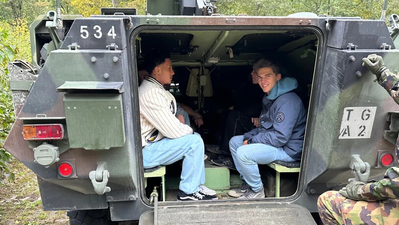 Ganz schön eng: Die angehenden Rekruten sitzen zum ersten Mal im Panzer. Ganz schön eng: Die angehenden Rekruten sitzen zum ersten Mal im Panzer.