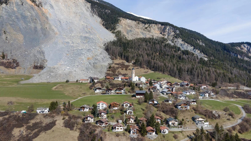 Die Gemeinde Albula/Alvra hat in der Bewältigung der Situation weiterhin das Heft in der Hand: Brienz (hier in einer Aufnahme vom März)
Die Gemeinde Albula/Alvra hat in der Bewältigung der Situation weiterhin das Heft in der Hand: Brienz (hier in einer Aufnahme vom März)