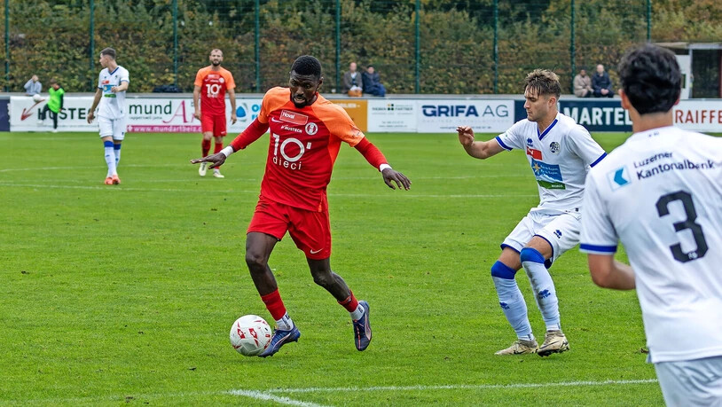 Schwierige Zeit: Der FC Rapperswil-Jona und Eric Tia sind mittlerweile seit drei Spielen ohne Sieg und rutschen in der Tabelle ab. Schwierige Zeit: Der FC Rapperswil-Jona und Eric Tia sind mittlerweile seit drei Spielen ohne Sieg und rutschen in der Tabelle ab.