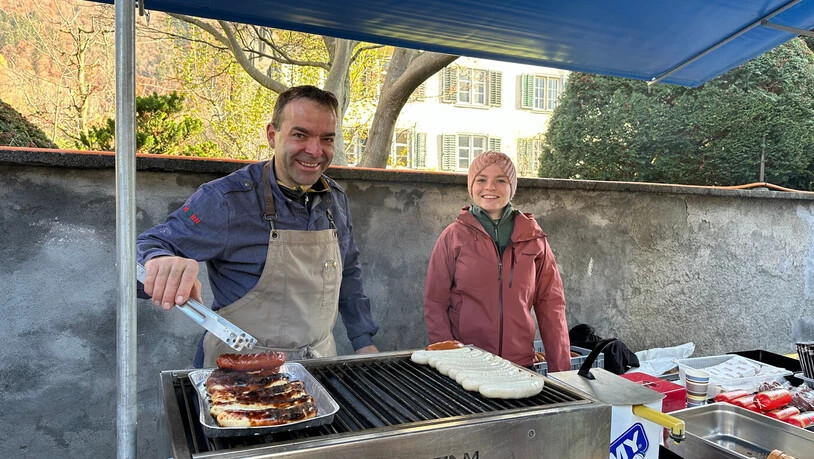 Was darf es sein? Urs Kern grilliert mithilfe seiner Tochter feine Würste für die Besucher und Besucherinnen. 