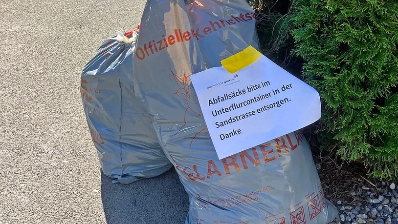 Aus der Nähe erkennt man die wenig subtile Botschaft an die Abfallsack-Absteller. 