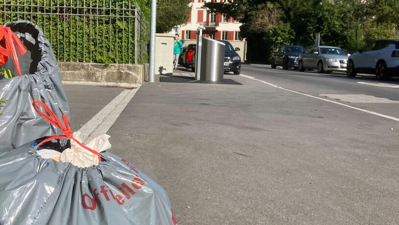 So nah und doch so fern: So wurden an der Sandstrasse in Glarus monatelang Kübelsäcke in Wurfdistanz zu einem versiegelten Unterflurcontainer entsorgt.
