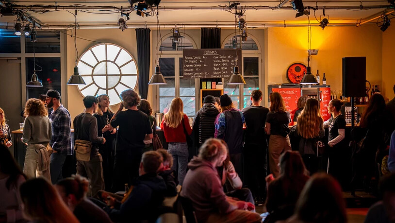 Nachtleben: Mitte November versammeln sich wieder viele Menschen in den Churer Bars, um sich von wohltuenden Klängen der Musikerinnen und Musiker berauschen zu lassen. 