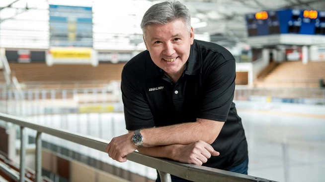 Konstantin Kuraschew posiert an seinem neuen Arbeitsplatz.