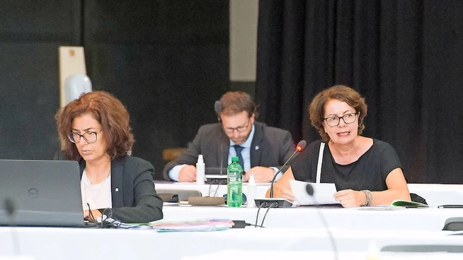 iel Lob: Kommissionspräsidentin Erika Cahenzli-Philipp (rechts) findet positive Worte zum überarbeiteten Gesetz zur Krankenpflege-Förderung.