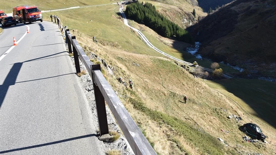 Die Unfallstelle am Oberalppass: Das Auto kam erst nach 30 Metern inmitten des Abhangs zum Stillstand.