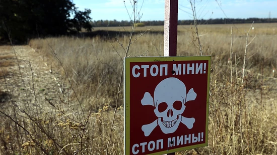 ARCHIV - Ein Warnschild «Stop! Minen» in der Region Charkiw. Foto: -/Ukrinform/dpa