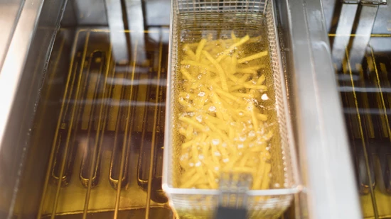 Nicht nur kalte Plättli: Der Wirt will seinen Gästen auch Frittiertes bieten. Nicht nur kalte Plättli: Der Wirt will seinen Gästen auch Frittiertes bieten.