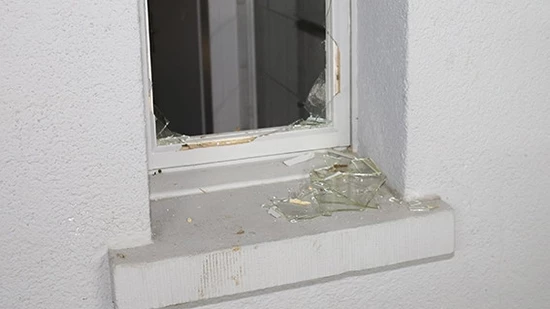 Gewaltsam Zutritt verschafft: Ein Mann bricht im Glarnerland in drei Betriebe ein und wird noch vor Ort verhaftet.