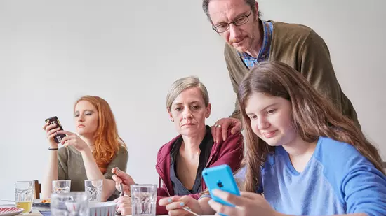 Pushnachricht von der Lehrperson: Die Kommunikation zwischen Eltern, Kindern und Schule läuft bald im ganzen Glarnerland über eine App. Pushnachricht von der Lehrperson: Die Kommunikation zwischen Eltern, Kindern und Schule läuft bald im ganzen Glarnerland über eine App.