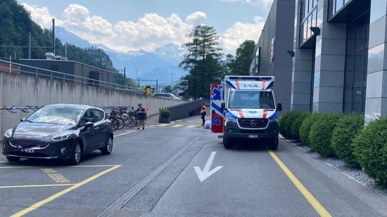 Beim Hintereingang: Ein Mann fährt auf dem Fussgängerstreifen auf dem Areal des Wiggisparks eine Frau an. Diese verletzt sich beim Sturz unbestimmt.