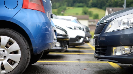 Zugeparkt: Ein Mann lässt einer Autofahrerin keinen Manövrierraum und wird dafür bestraft. Zugeparkt: Ein Mann lässt einer Autofahrerin keinen Manövrierraum und wird dafür bestraft.