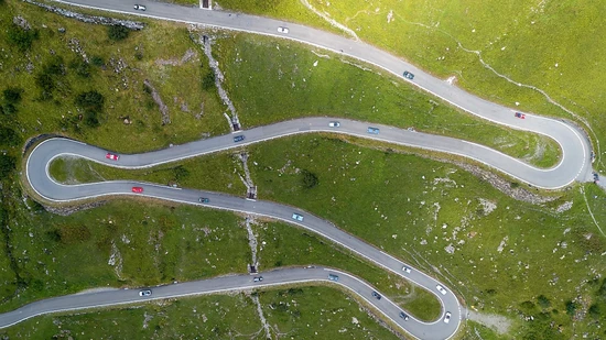 Die Klausenpassstrasse mit ihren teils engen Kurven verbindet im Sommer die Kantone Uri und Glarus. Nun musste sie wegen eines Erdrutsches gesperrt werden. Die Klausenpassstrasse mit ihren teils engen Kurven verbindet im Sommer die Kantone Uri und Glarus. Nun musste sie wegen eines Erdrutsches gesperrt werden.