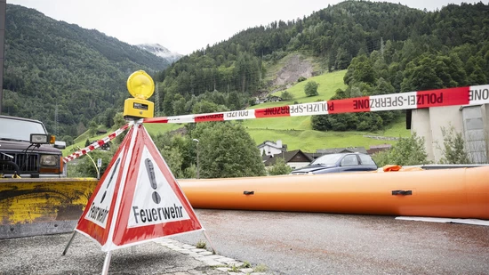 Geröll- und Schlammmassen: Der Erdrutsch vom 29. August zieht sich auf einer Länge von rund 400 Metern hin und zerstört oder beschädigt rund 40 Häuser.