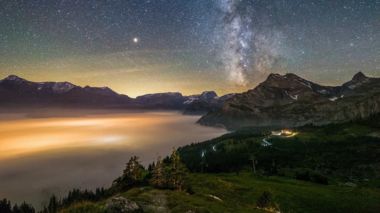 Das Milchstrassezentrum verabschiedet sich in seinem schönsten Licht oberhalb des Ortstocks, begleitet von einem Nebelmeer über Glarus Süd.