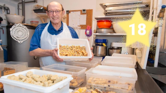In seiner privaten Backstube: Alfred Pally aus Malans backt jedes Jahr bis zu 35 verschiedene Sorten Weihnachtsguetzli.