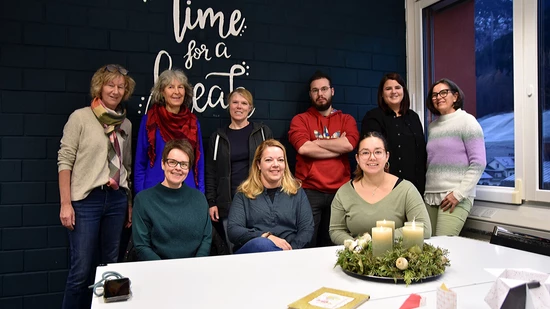 Eine engagierte Truppe: Das Team der Primarschule Schwanden besteht aus (stehend von links nach rechts) Susan Straub, Erika Schanz, Johanna Steiner, Florian Pesti, Rahel Akeret, Suzanne Largo, (sitzend) Barbara Zweifel, Saskia Aebli und Julia Rhyner.