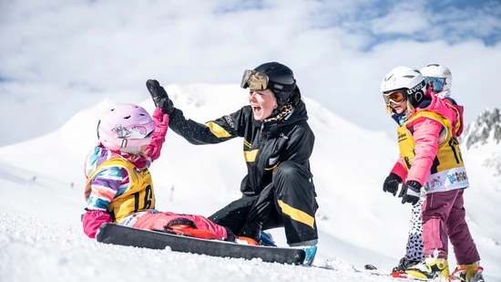 Gib mir fünf: Eine Skilehrerin freut sich mit der Schülerin über das Erreichte.