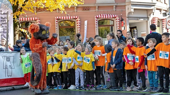 Das Maskottchen Jamadu sorgt für Stimmung: Am Glarner Stadtlauf nehmen jedes Jahr, wie hier 2023, viele Kinder und Jugendliche teil.