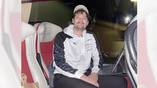 Ein Weg dauert rund zehn Stunden: Nathan Broch im Bus auf dem Weg in die Slowakei.