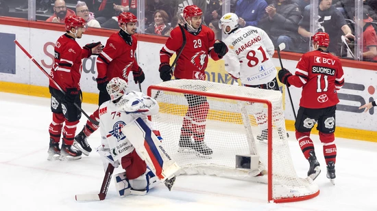 Es läuft nicht für die SCRJ Lakers: Die Lausanner bejubeln beim 6:3-Sieg ein Tor, während Lakers-Goalie Ivars Punnenovs geschlagen ist.