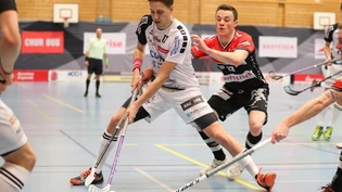 Nino Vetsch (links) im Playoff-Derby-Zweikampf mit Leon Schlegel.