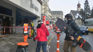Abschrankungen zeigen den Gästen bei der Talstation der Parsenn Bahn in Davos Dorf den Weg. 
