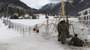 Die Gitterzäune in Davos wachsen wieder: Die Armee hat mit den Vorbereitungen für das WEF 2018 begonnen.