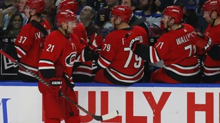 Nino Niederreiter klatscht nach seinem Powerplay-Tor mit den Teamkollegen ab