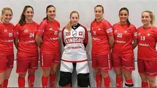Jill Müngger (Goalie) und Anja Dellagiovanna (ganz rechts) müssen den Traum von der Heim-WM wohl begraben. 
