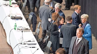 Während der Pause unterhalten sich die Grossrätinnen und Grossräte angeregt. Die Abstandsregel wird dabei oft nicht eingehalten.
