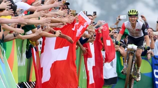 Wenige Sekunden vor dem er Olympiasieger wird: Schurter geniesst die Zieleinfahrt in Rio.