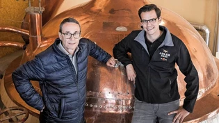 Familienbetrieb: Roland (links) und Matthias Oeschger brauen in der fünften Generation Bier.