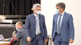 Zuständig für Wolf und Herdenschutz: Regierungspräsident Mario Cavigelli (links) und Volkswirtschaftsminister Marcus Caduff an der Aprilsession des Grossen Rates in Davos.