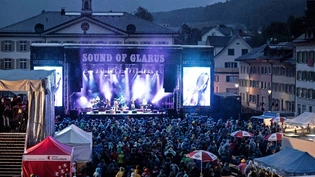 Regen, Regen, Regen: Das Publikum der Saxofonistin Candy Dulfer und ihrer Band hüllt sich in Pelerinen.