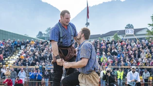 Schwingerkönig Joel Wicki, hier nach seinem Auftaktsieg gegen den Youngster Noe van Messel, ist in der Innerschweiz so gut wie konkurrenzlos