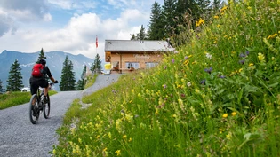 Auf der Tour: Biker vor dem Berghotel «Bischofalp».