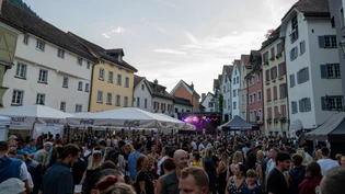 Mit musikalischer Unterhaltung als Herzstück des Churer Fests: Menschen treffen sich am Freitagabend auf dem Arcas.