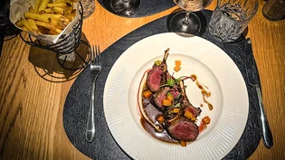 Möge dieser Genuss nie aufhören: Lammkoteletten an einer aromatischen Sauce mit hausgemachten Pommes Frites.