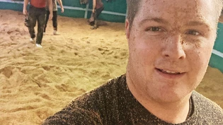 Wenn Sägemehl auf Schweiss trifft: Paniert wie ein Schnitzel gewährt Florian Riget einen Einblick in den Schwingkeller in Schänis, wo er zwei Mal pro Woche trainiert.