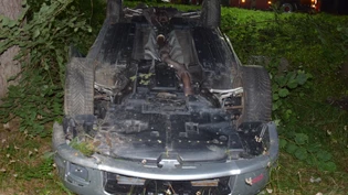 Das Auto wurde beim Unfall total beschädigt.