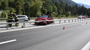 Sachschaden: Bei der Auffahrkollision ist ein Auto in die Leitplanke gestossen worden.