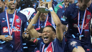 Kylian Mbappé am 25. Mai mit dem französischen Meisterpokal. Seither blieben ihm bei PSG nicht mehr viele Freunde