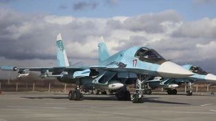 ARCHIV - Russische Suchoi Su-34 Jagdbomber parken vor einer Militärübung auf einem Flugplatz in der südrussischen Region Krasnodar. Foto: Vitaliy Timkiv/AP/dpa